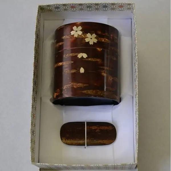 桜皮細工 茶缶平150g無地桜セット 布箱｜ギフトプラザオンライン