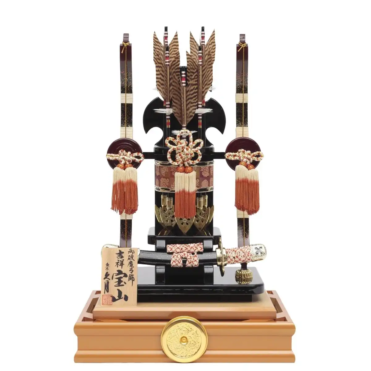 東京久月　家紋と名入付破魔弓・吉祥シリーズ・間口約３８×奥行約３０×高さ約７９㎝ 破魔弓】久月作 家紋入れ「紅風」ケース飾り 352413