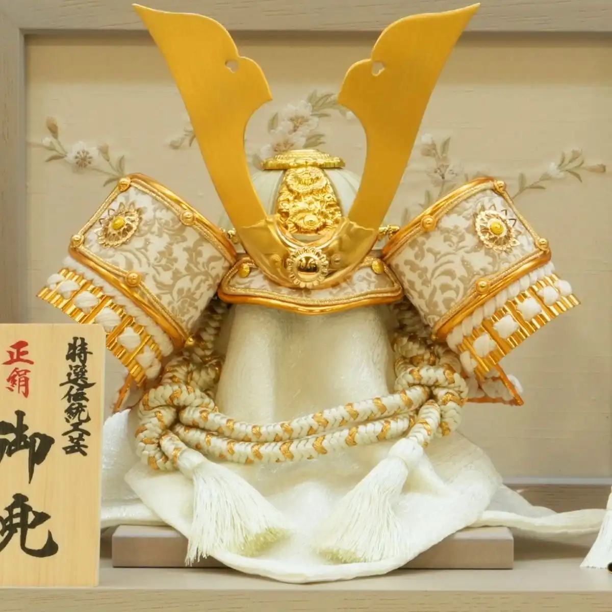 五月人形 伝統的武士衣装 収納箱付き 吉徳 五月人形 兜収納箱飾り （白金）｜ギフトプラザオンライン