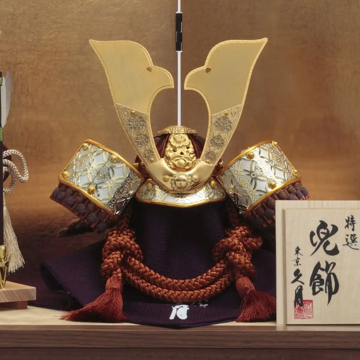 完売しました】久月 五月人形 兜収納箱飾り （飾り台：銘木